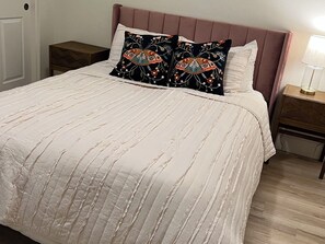 3 habitaciones, tabla de planchar con plancha, wifi y ropa de cama 