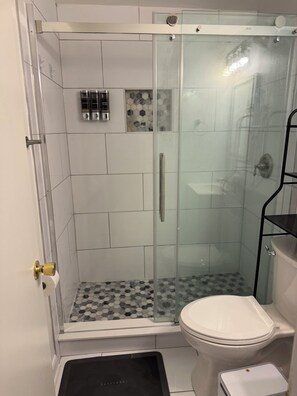 Hiustenkuivaaja, pyyhkeet, saippua, vessapaperi