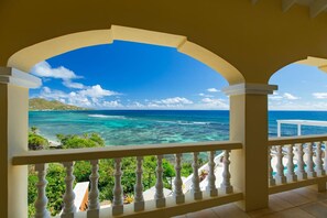 A balcony with a view of the ocean and a clear sky. - The Cerulean – Oceanfront Luxury Retreat (Christiansted)