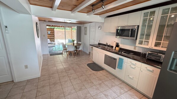 Een koelkast, een magnetron, een oven, een kookplaat