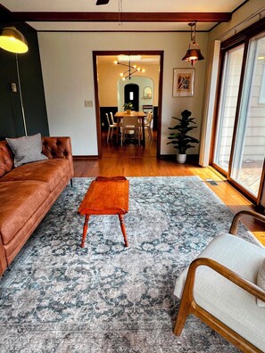 Smart TV, ping pong, printers - Spacious 3BR 2BA Gem Close to Downtown, 30 day min (Eau Claire)