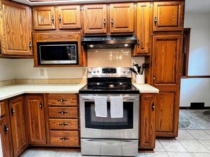 Mikrobølgeovn, ovn, kokeplater og oppvaskmaskin