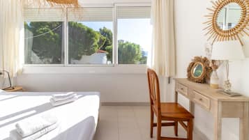 2 dormitorios, escritorio, tabla de planchar con plancha y ropa de cama