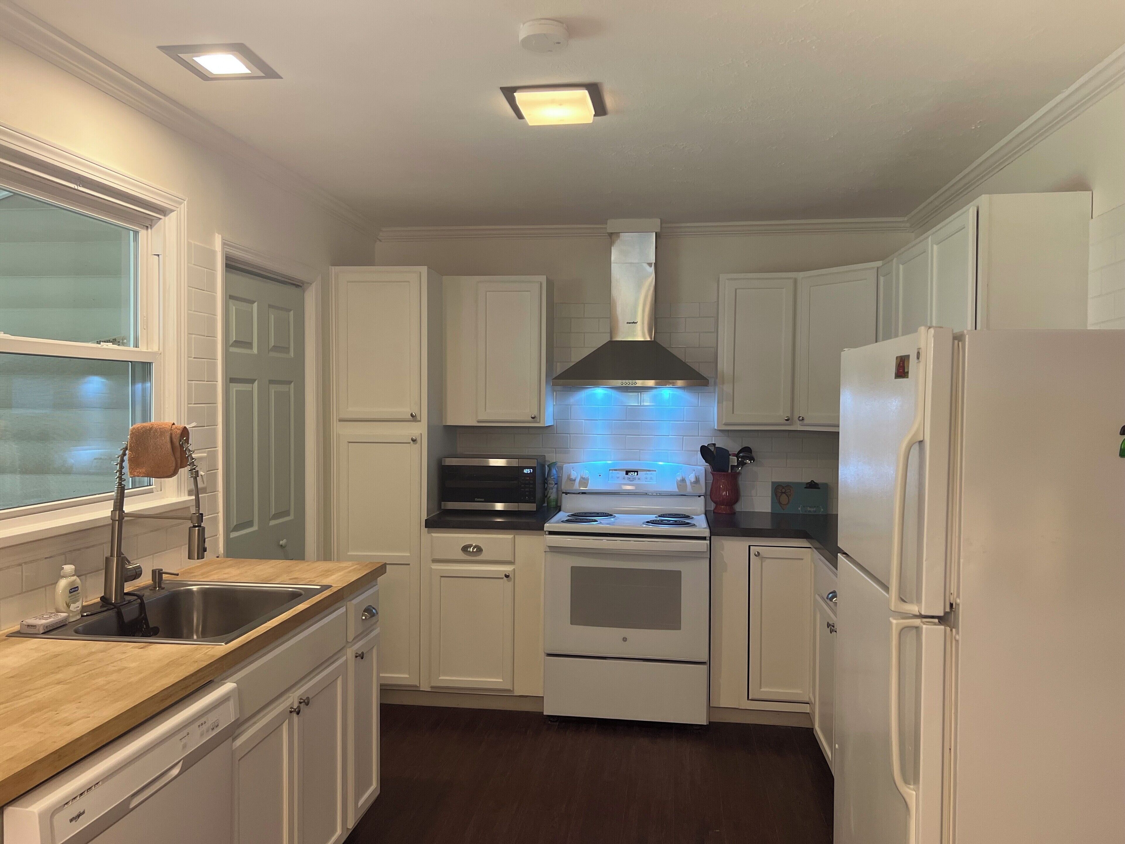 Microondas, horno, parrilla de estufa y lavavajillas 