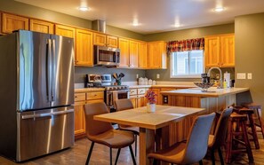 Kjøleskap, mikrobølgeovn, ovn og kokeplater