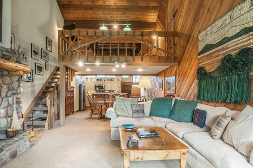 3 Bedrooms + Loft townhome in Snowcreek Phase 3,  Private Pool Table Sleeps 6 Guests, Dog Friendly