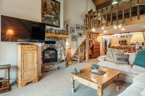 Una Smart TV, una chimenea