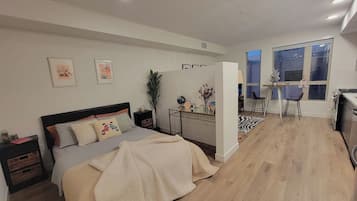 Tabla de planchar con plancha, wifi gratis y ropa de cama