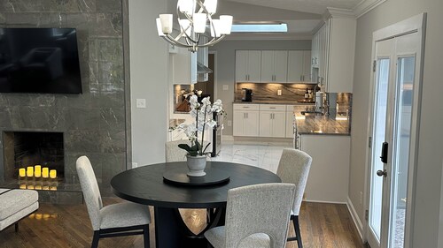 Elegant & Spacious 6 BR/4.5 BA- Perfect or Groups & Family Gatherings