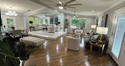 Elegant & Spacious 6 BR/4.5 BA- Perfect or Groups & Family Gatherings