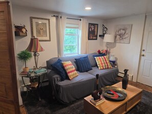 Living area - Fabulous 2-bedroom house with AC in Manchester (Manchester)