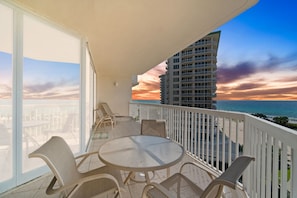 Outdoor dining - 🐟 St. Croix 703 | Gulf Front & Private Beach | FREE Golf ⛳ (Destin)