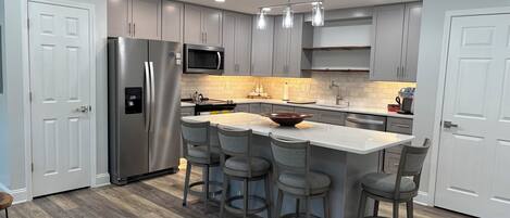 Refrigerador, microondas, horno, placa de cocina