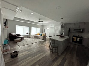 Smart TV, fireplace - Private Entire 1BR Suite with Full Kitchen. Seymour near Knoxville & Smokies” (Seymour)