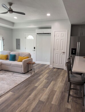 Smart TV, fireplace - Private Entire 1BR Suite with Full Kitchen. Seymour near Knoxville & Smokies” (Seymour)