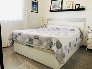 1 soverom og strykejern/-brett