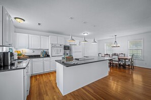 Microwave, oven, stovetop, dishwasher - High Brow House - Elevate to Escape (Mentone)