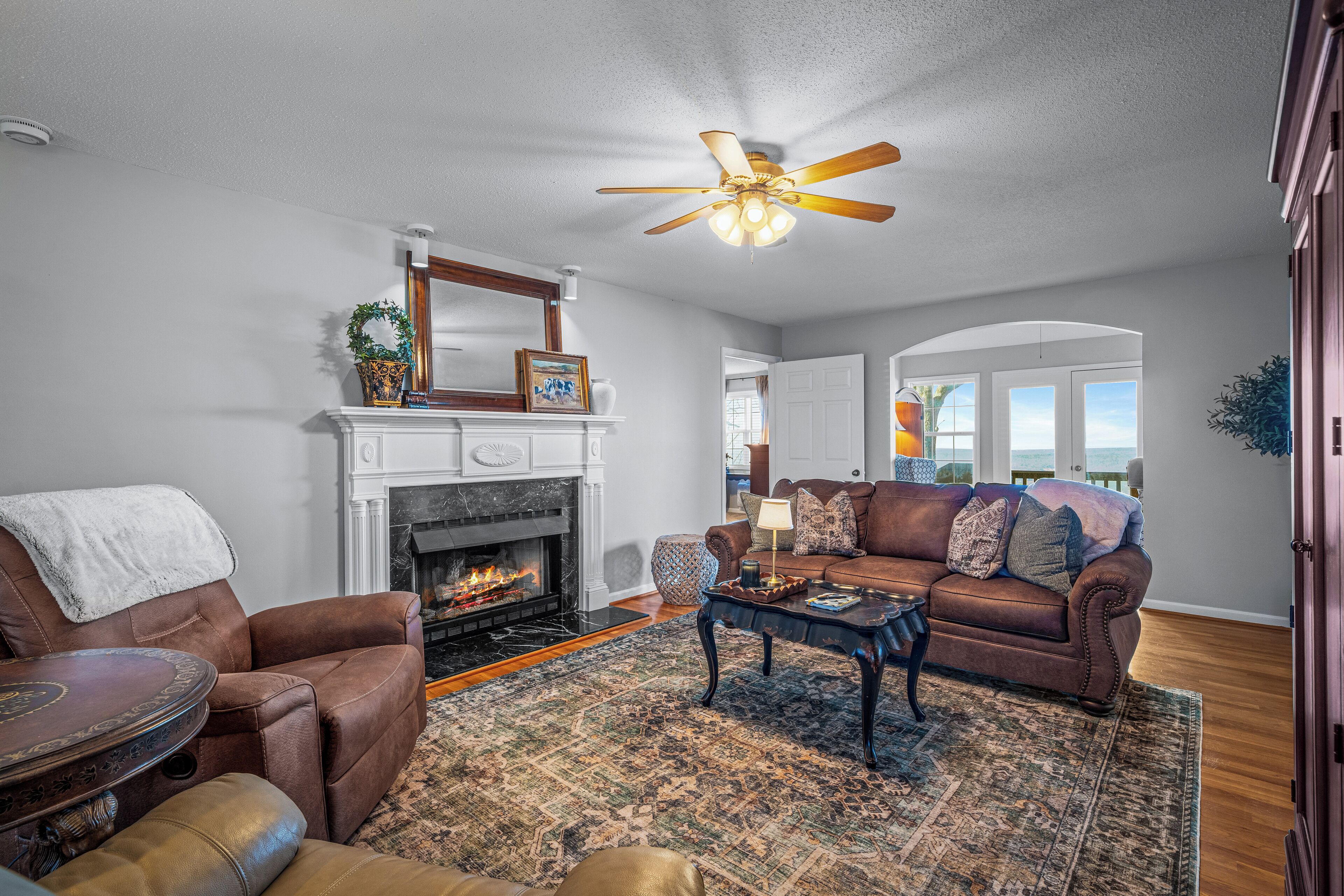 Een televisie en een open haard