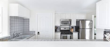 Køleskab, mikrobølgeovn, ovn, kogeplade