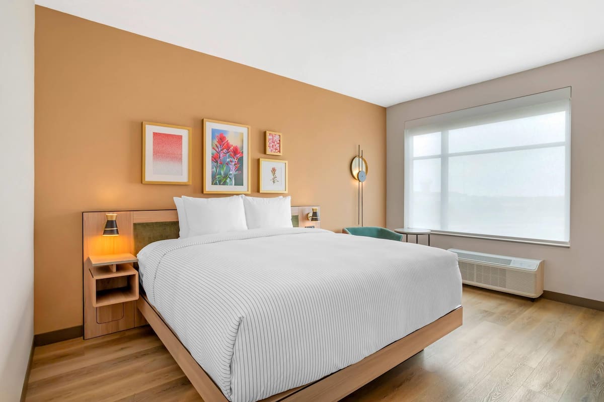 Standard Oda, 1 En Büyük (King) Boy Yatak, Sigara İçilmez | Kaliteli yatak takımı, memory foam (visko elastik) yatak, masa 