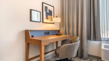 Standaard kamer, 2 queensize bedden, niet-roken | Donzen dekbedden, pillowtop-bedden, een bureau, een laptopwerkplek