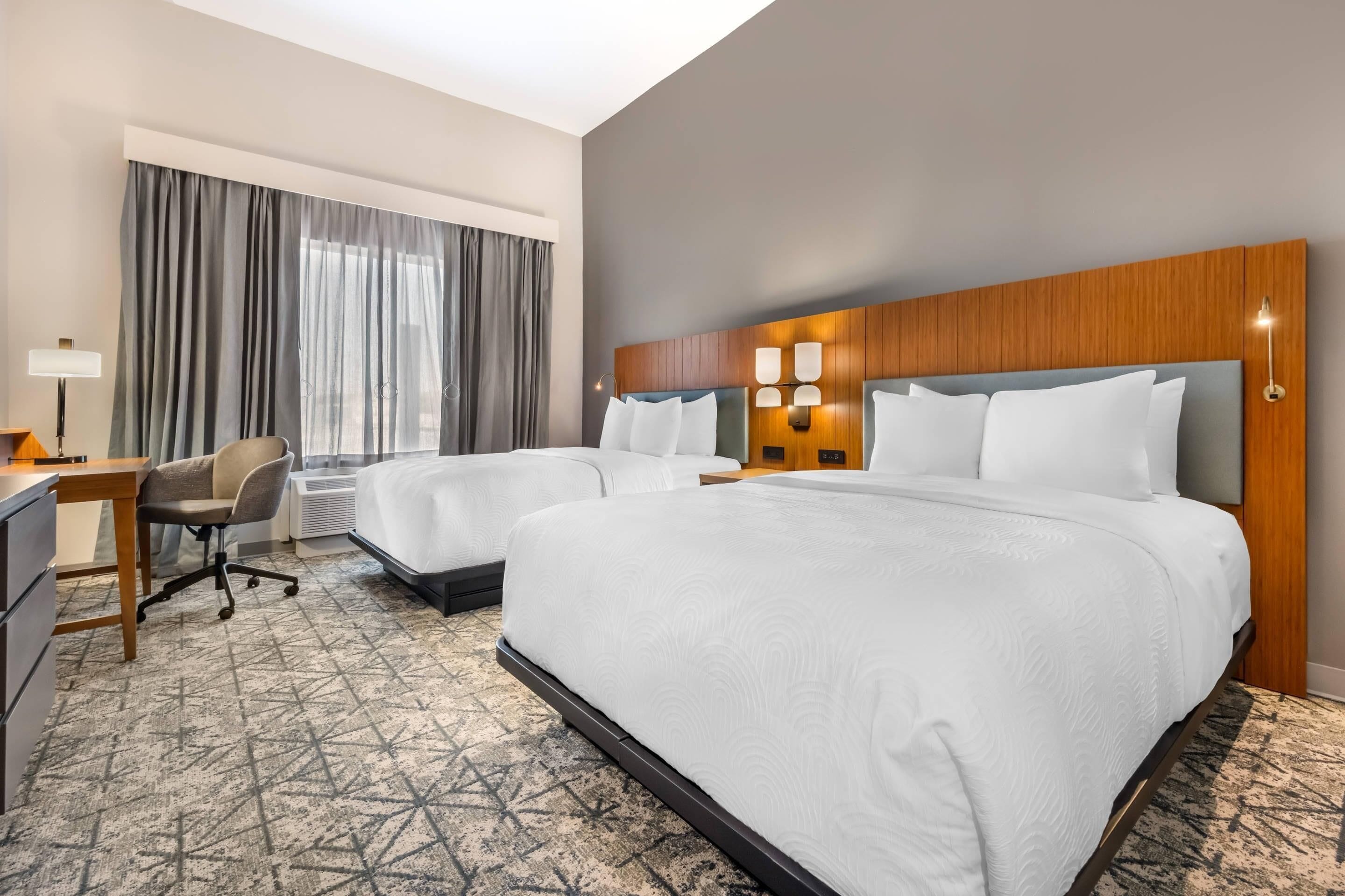 Chambre, 2 grands lits, douche accessible en fauteuil roulant, non-fumeurs | Couette en duvet d'oie, surmatelas, bureau