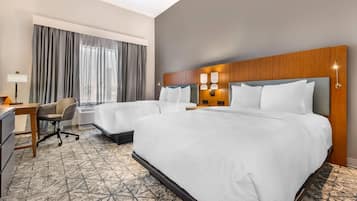 Chambre, 2 grands lits, douche accessible en fauteuil roulant, non-fumeurs | Couette en duvet d'oie, surmatelas, bureau
