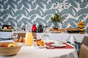 Se ofrece un desayuno bufé todos los días (por un coste adicional)