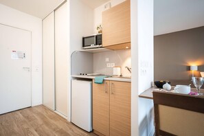 Studio standard | Yksityinen keittonurkkaus | Minijääkaappi, mikroaaltouuni, liesi, kahvin-/teenkeitin