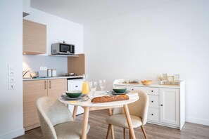 Zimmer, 1 Queen-Bett und Schlafsofa, Nichtraucher (Upgrade) | Kostenlose Babybetten, kostenloses WLAN, Bettwäsche, Rollstuhlgeeignet