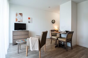 Studio standard | Living area | 43-inch flat-screen TV with digital channels - Quality Aparthotel Clermont-Ferrand Stadium (Clermont-Ferrand)