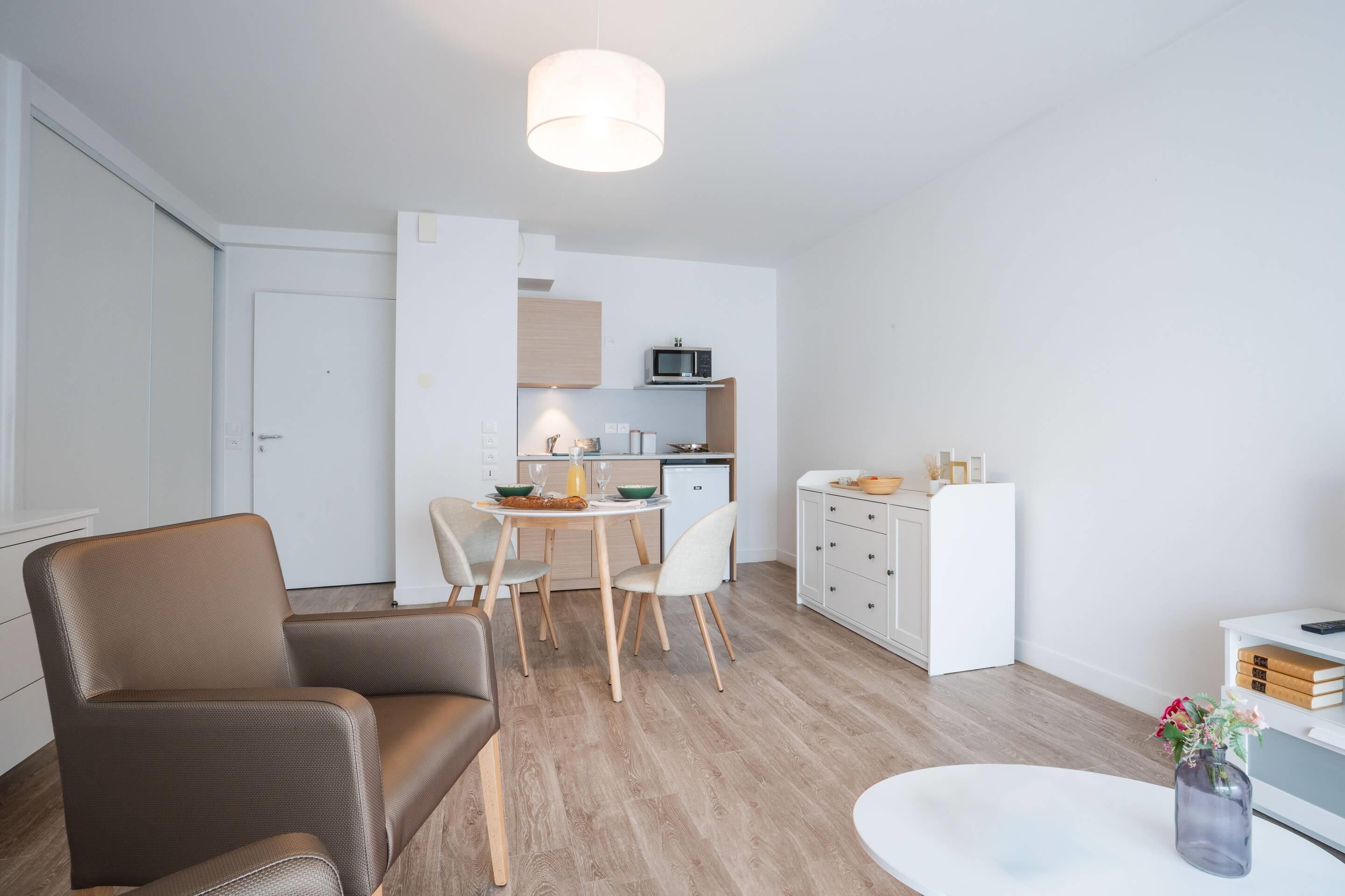 Quarto, 1 cama Queen e sofá-cama, para não fumantes (Upgrade) | Área de estar | TV de tela plana 43 polegadas com canais digitais