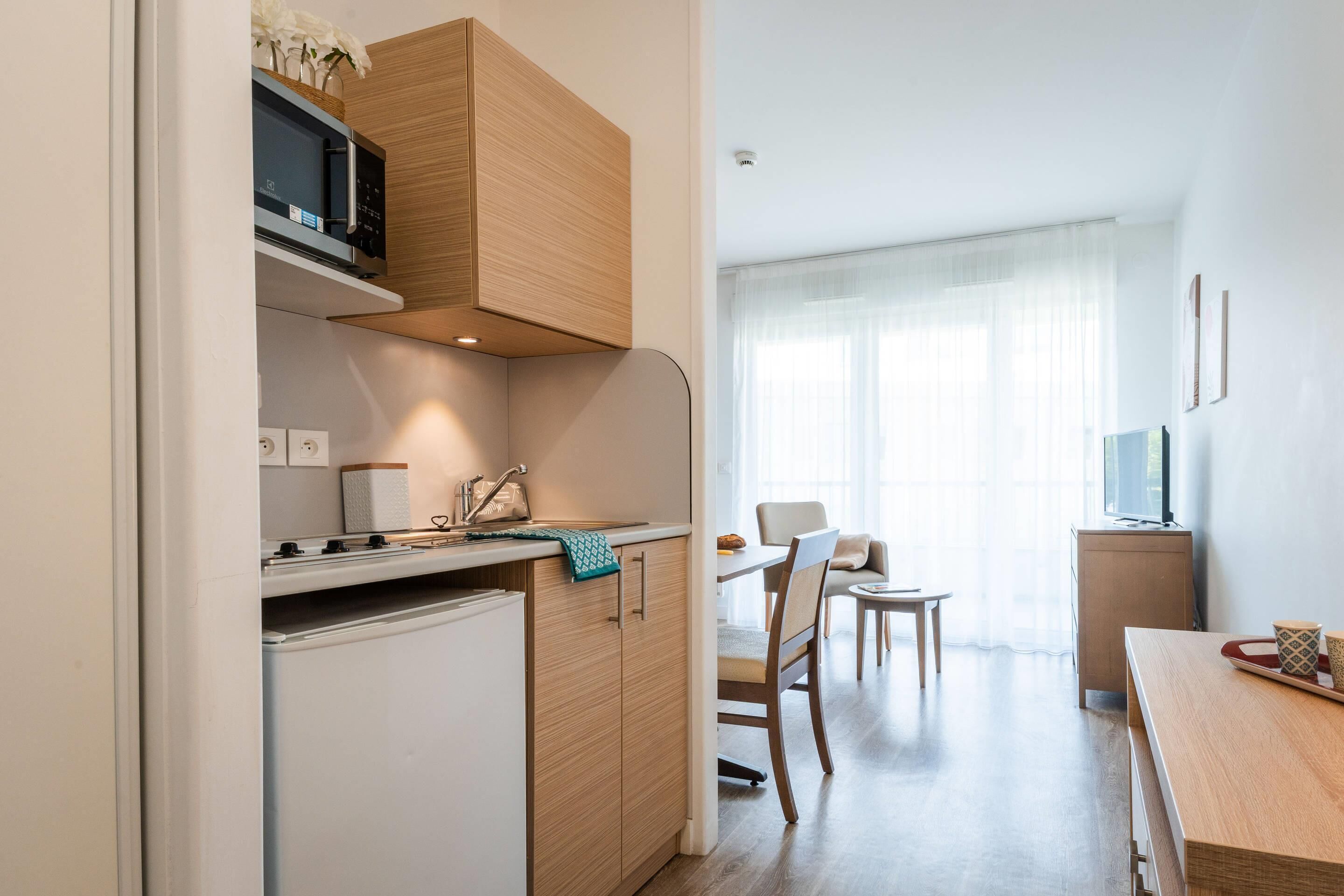 Studio standard | Living area | 43-inch flat-screen TV with digital channels