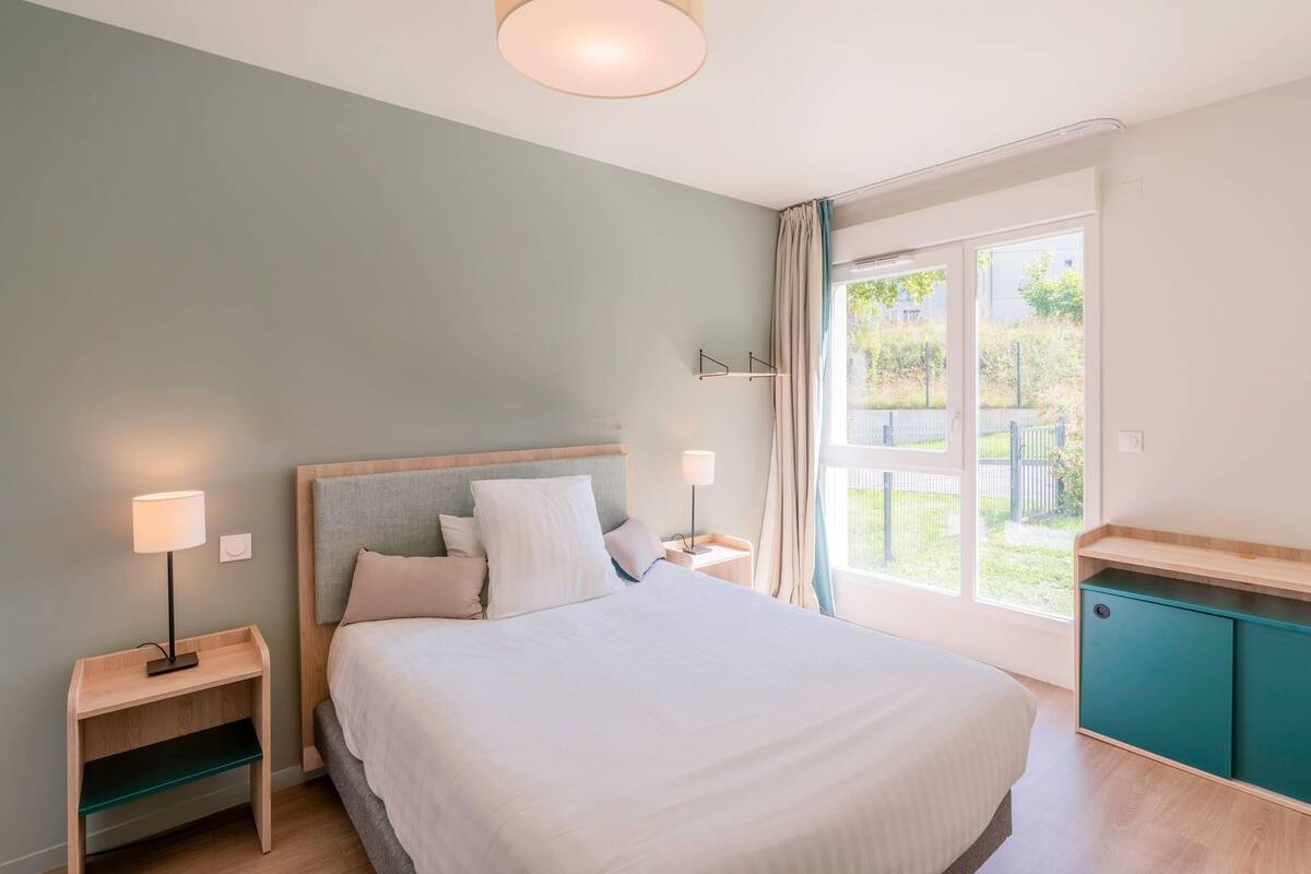 Room, 1 Queen Bed, Non Smoking (Upgrade) | Free WiFi