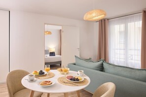 Habitación, 1 cama Queen size, para no fumadores (Upgrade) | Área de sala de estar | Televisión de pantalla plana de 43 pulgadas con canales digitales 