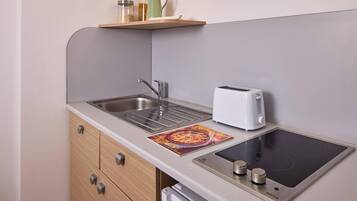 Mini réfrigérateur, micro-ondes, plaque de cuisson, cafetiÚre/bouilloire