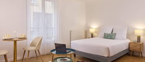 Habitación estándar, 1 cama Queen size, para no fumadores | Cunas gratuitas, wifi gratis y ropa de cama