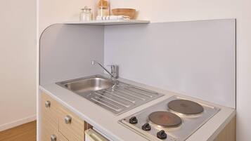 Standard Studio | Free cots/infant beds, free WiFi, bed sheets