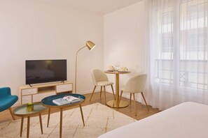 Standard Room, 1 Queen Bed, Non Smoking | Living area | 43-inch flat-screen TV with digital channels