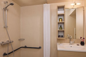 Shower, towels, soap, shampoo - Quality Aparthotel Meaux (Meaux)