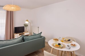 Room, 1 Queen Bed, Non Smoking (Upgrade) | Living area | 43-inch flat-screen TV with digital channels