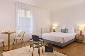 Habitación estándar, 1 cama Queen size, para no fumadores | Cunas gratuitas, wifi gratis y ropa de cama 