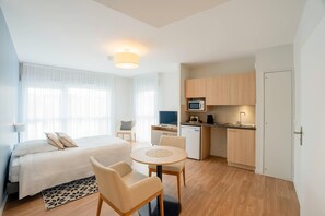 Free cots/infant beds, free WiFi, bed sheets - Quality Suites Périgueux (Perigueux)