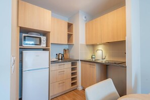 Standard Apartment, 1 Bedroom, Non Smoking (Queen) | Free cribs/infant beds, free WiFi, bed sheets - Quality Aparthotel Périgueux (Perigueux)