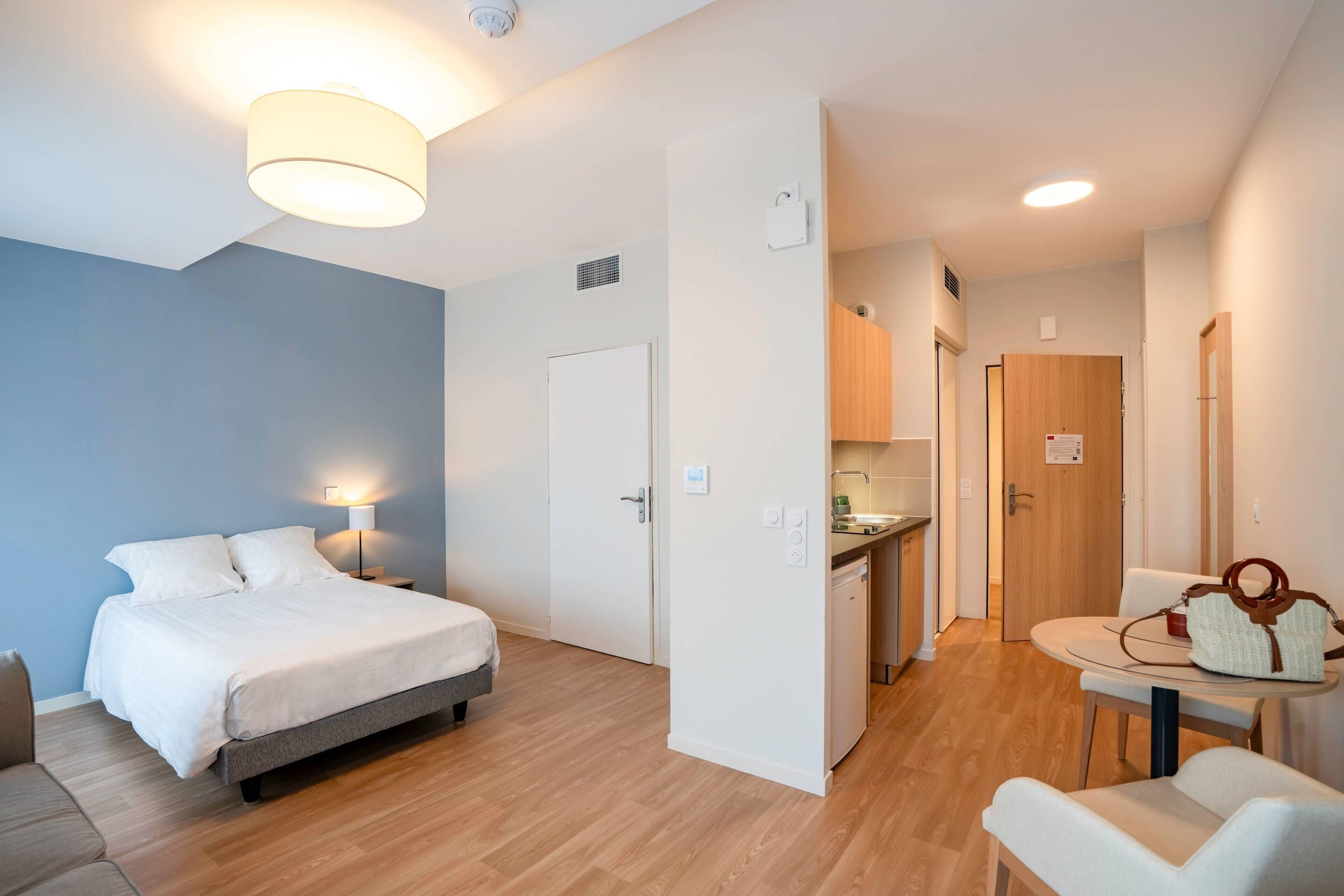 Estudio estándar, 1 cama de matrimonio, no fumadores | Cunas gratuitas, wifi gratis, ropa de cama