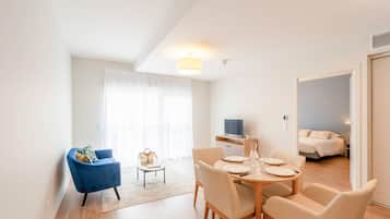 Standard Apartment, 1 Bedroom, Non Smoking (Queen) | Free cots/infant beds, free WiFi, bed sheets