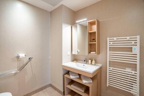 Standard Studio, 1 Queen Bed, Non Smoking | Bathroom | Shower, towels, soap, shampoo - Quality Aparthotel Périgueux (Perigueux)