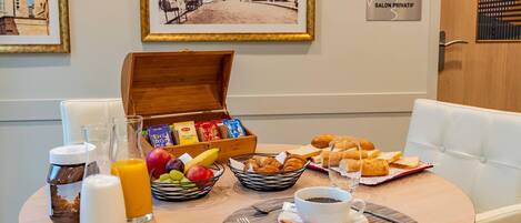 Petit déjeuner continental (12.90 EUR par personne)