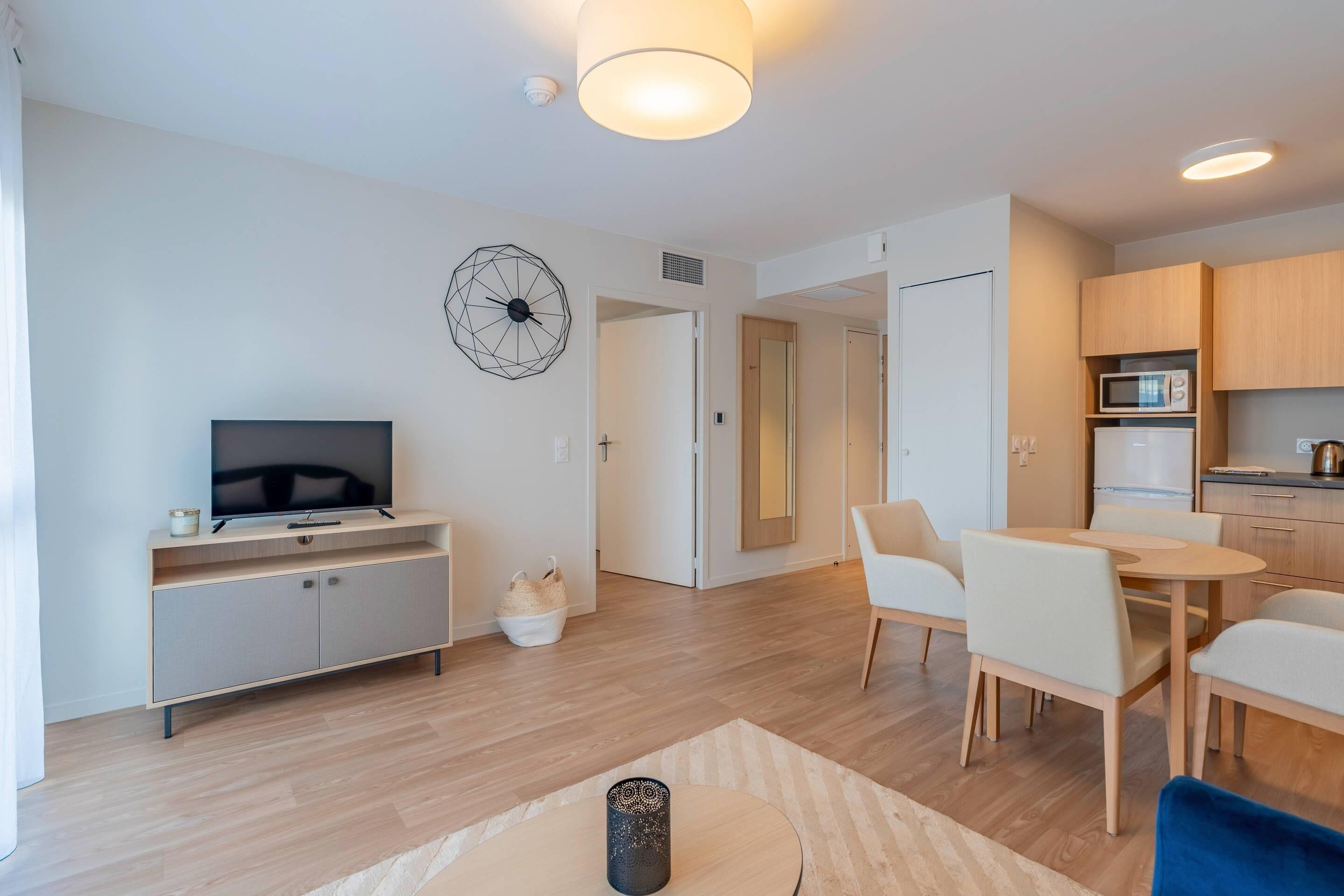Standard Apartment, 1 Bedroom, Non Smoking (Queen) | Free cribs/infant beds, free WiFi, bed sheets