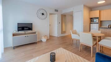 Standard Apartment, 1 Bedroom, Non Smoking (Queen) | Free cribs/infant beds, free WiFi, bed sheets